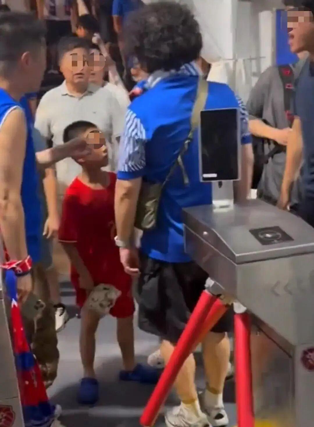 皇马1.4亿巨星传射！亲吻队徽回应嘘声 被换下后开心击掌+拥抱穆帅
